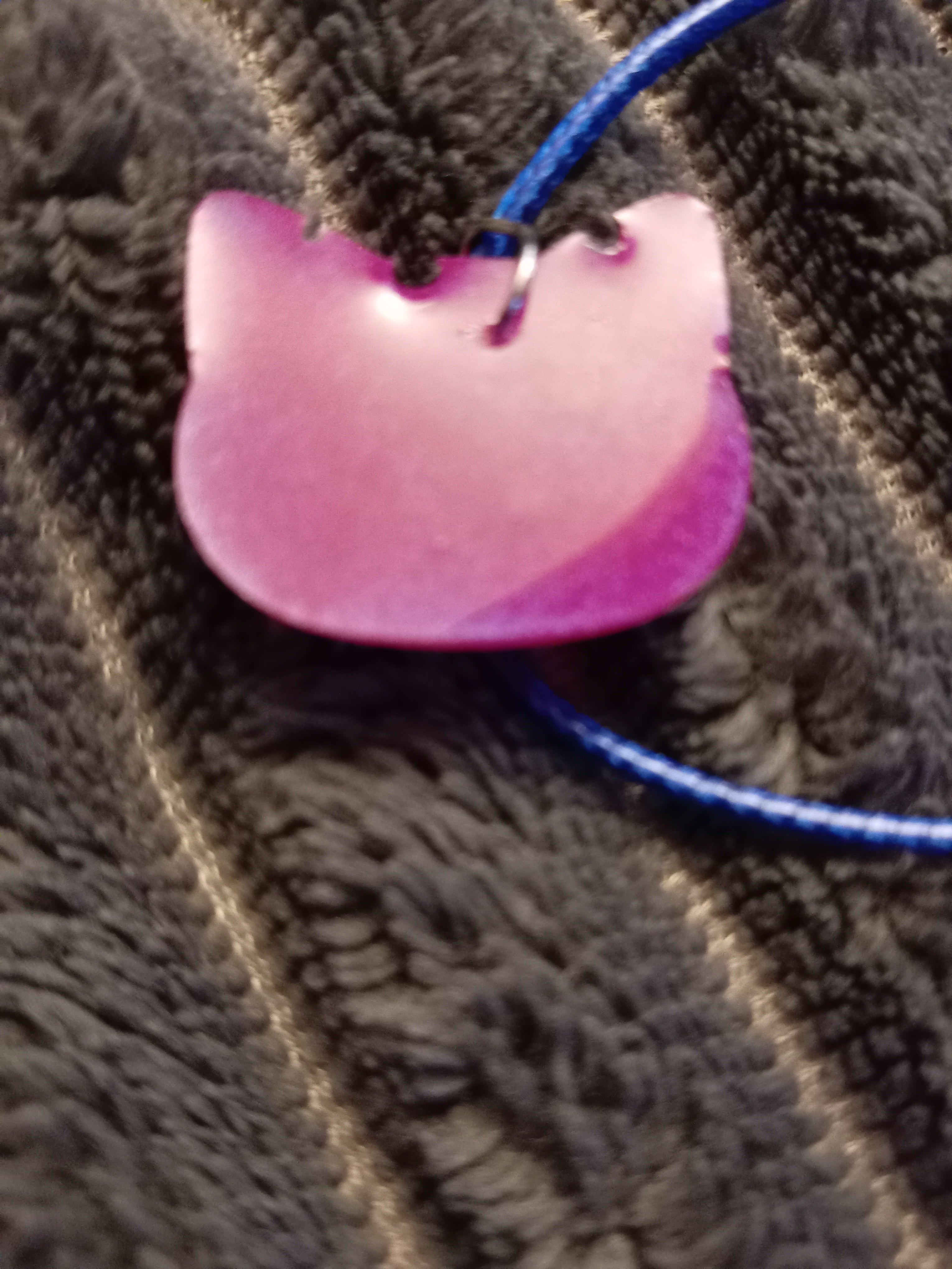 Collier Pendentif Tête de Chat – En résine Rose & Cordon Bleu Fais main
