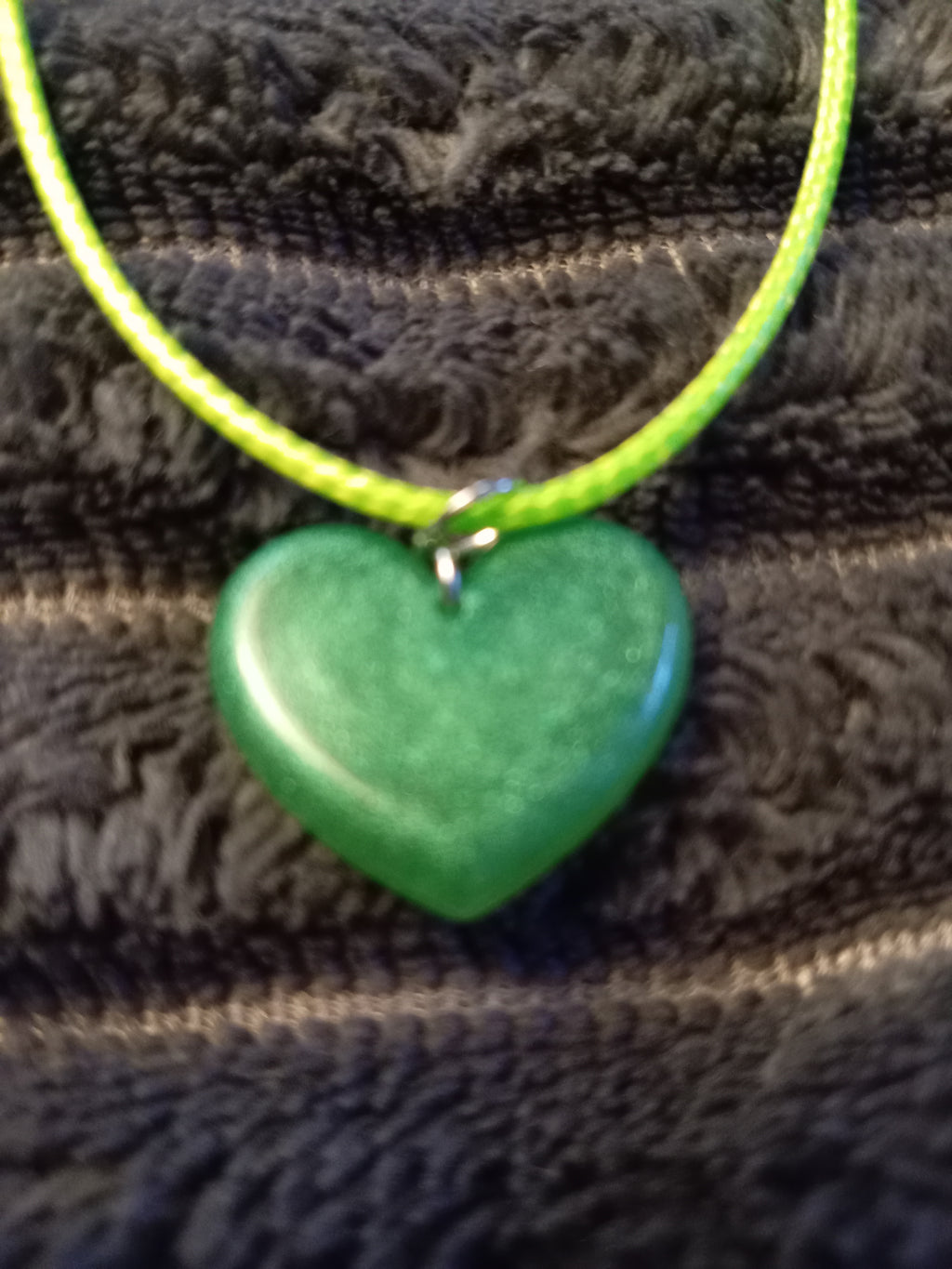 Collier Pendentif Cœur Vert en Résine Fais main & Cordon Jaune Fluo