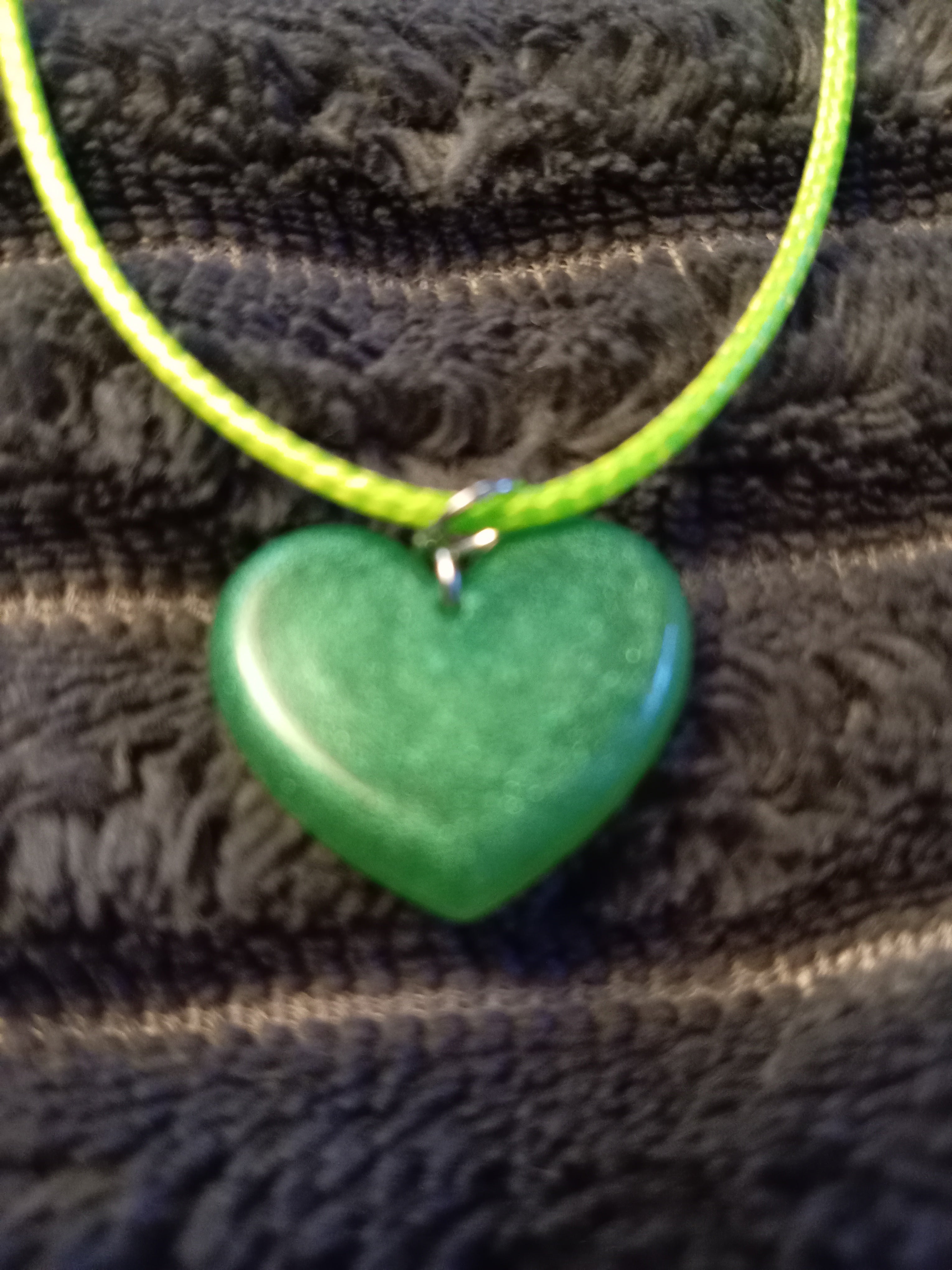 Collier Pendentif Cœur Vert en Résine Fais main & Cordon Jaune Fluo
