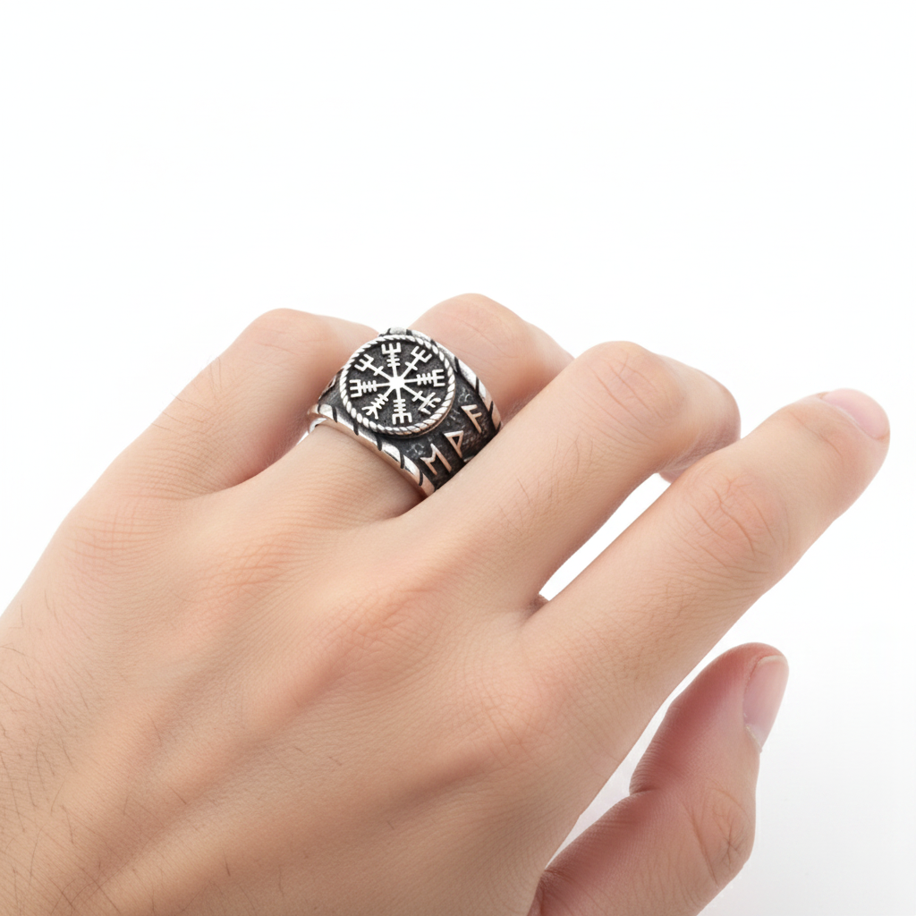Bague chevalière viking Vegvisir runes nordiques portée sur doigt fond clair