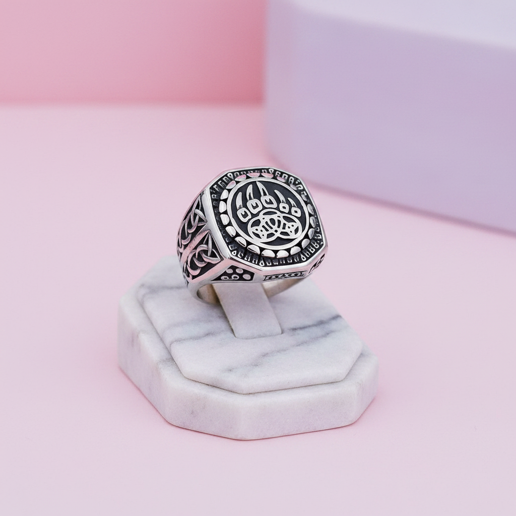 Bague Viking Griffe d'Ours sur support marbre fond pastel