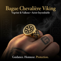 Bague chevalière viking Vegvisir or portée sur doigt