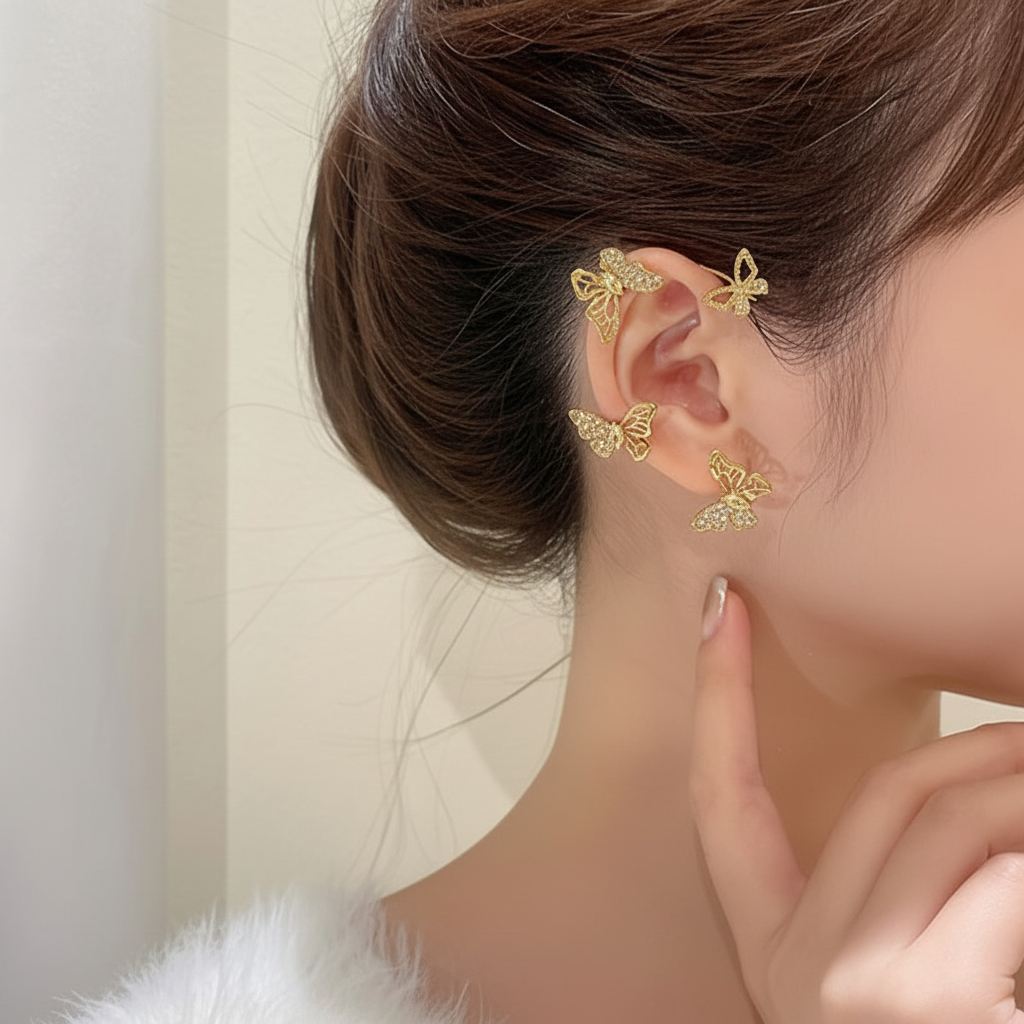 Ear cuff papillon doré porté sur l'oreille