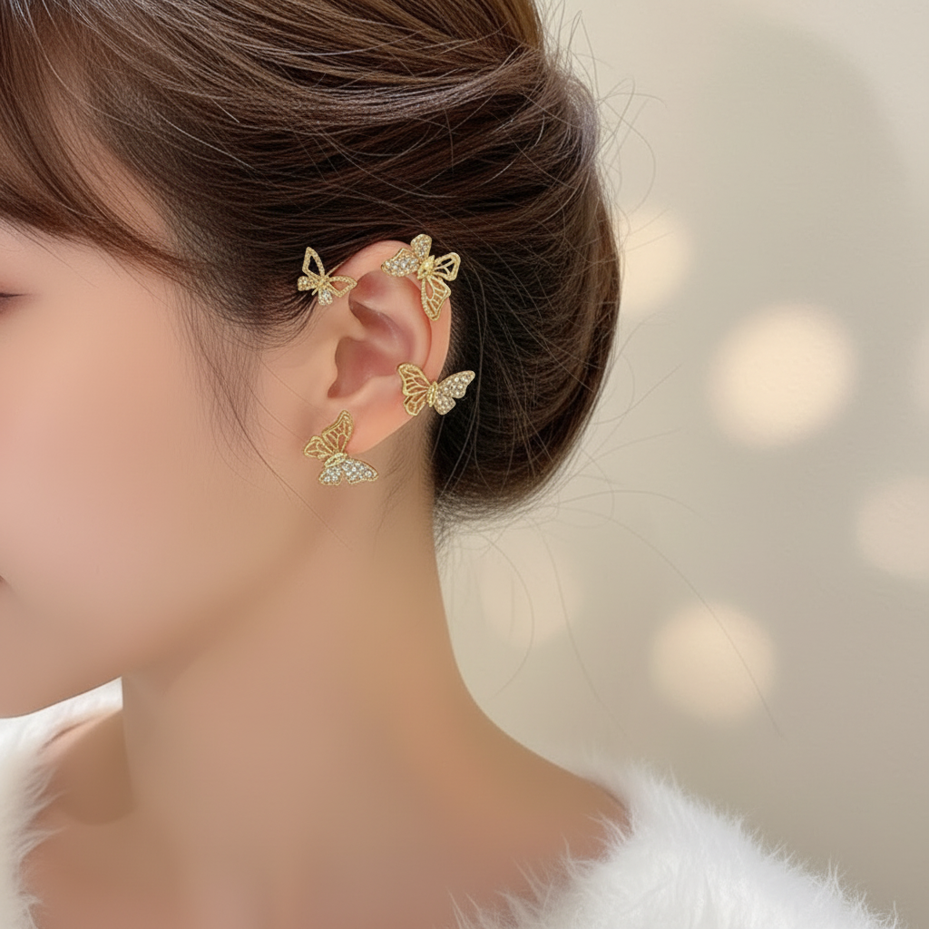 Ear cuff papillon doré porté sur l'oreille droite